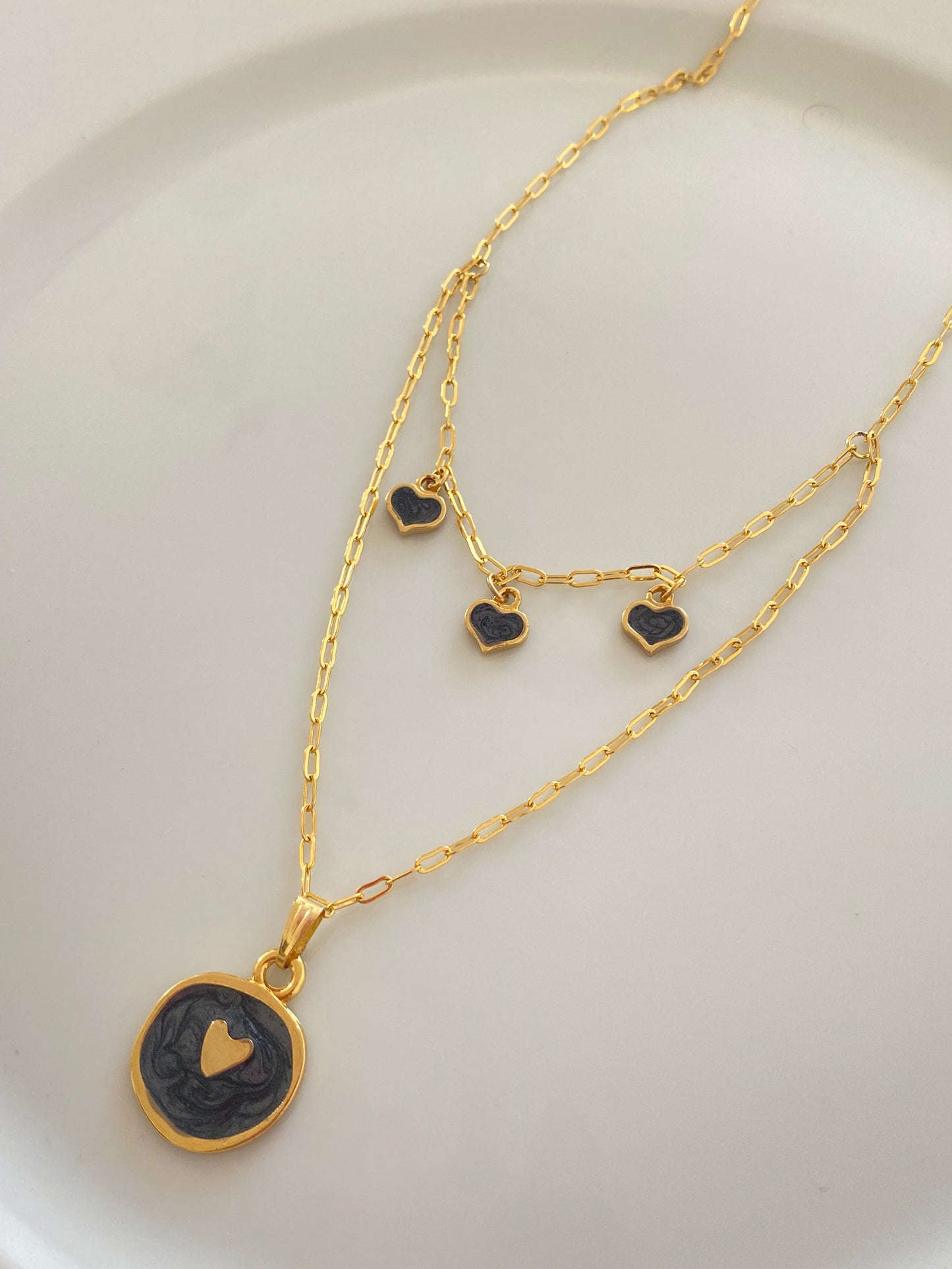 Black hearts necklace