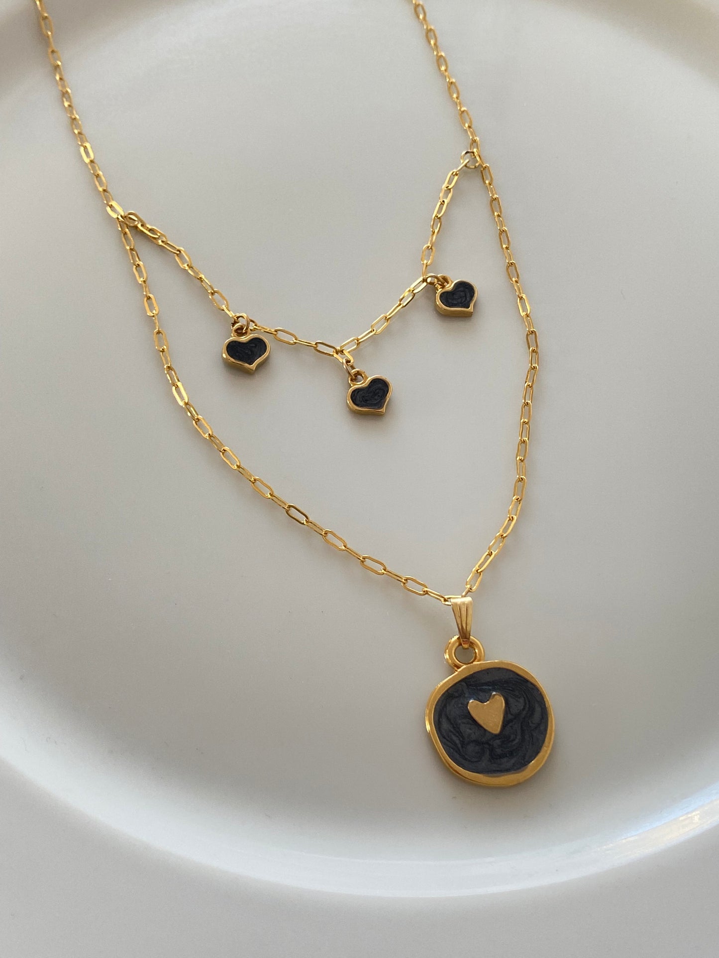 Black hearts necklace